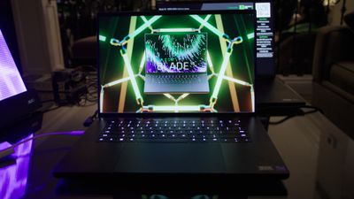 Το Razer Blade 16 εμφανίζει μια φωτογραφία του πάνω από ένα πλέγμα νέον.