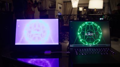 Ένα Razer Blade 16 που εμφανίζει το λογότυπο Razer Blade 16 δίπλα σε μια οθόνη Mini LED με καθρέφτη.