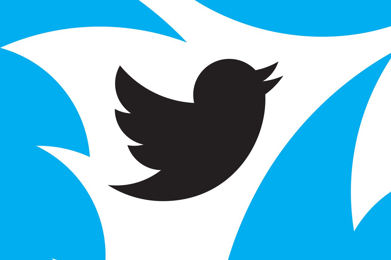 Το λογότυπο του πουλιού Twitter σε μαύρο χρώμα σε λευκό και μπλε φόντο