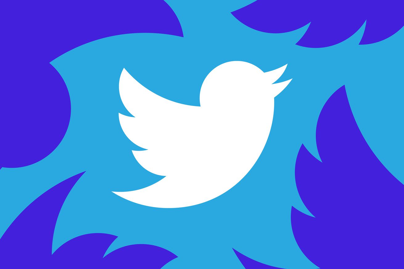 Λογότυπο πουλιού Twitter σε λευκό σε μπλε και μοβ φόντο