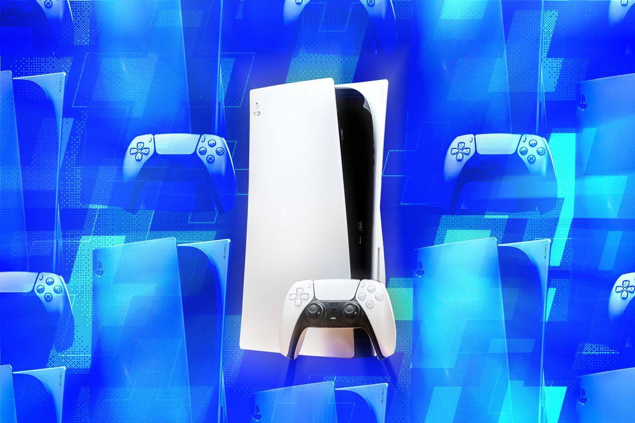 Μια φωτογραφία της κονσόλας PlayStation 5 με το χειριστήριό της μπροστά από ένα μπλε ενδεικτικό φόντο που αποτελείται από κονσόλες PS5 με πλακάκια.