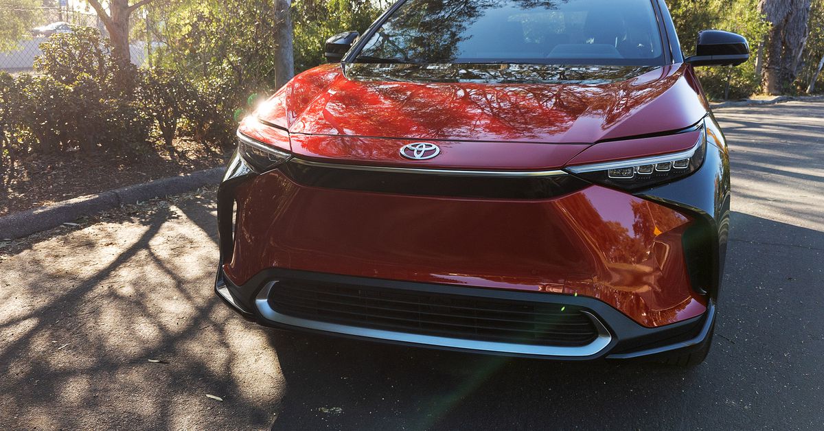 Η Toyota φέρεται να σκέφτεται να πατήσει το κουμπί επαναφοράς στη μετάβαση EV