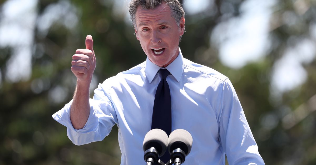 Ο Gavin Newsom υπογράφει την αναθεώρηση των μέσων κοινωνικής δικτύωσης στην Καλιφόρνια για ανηλίκους