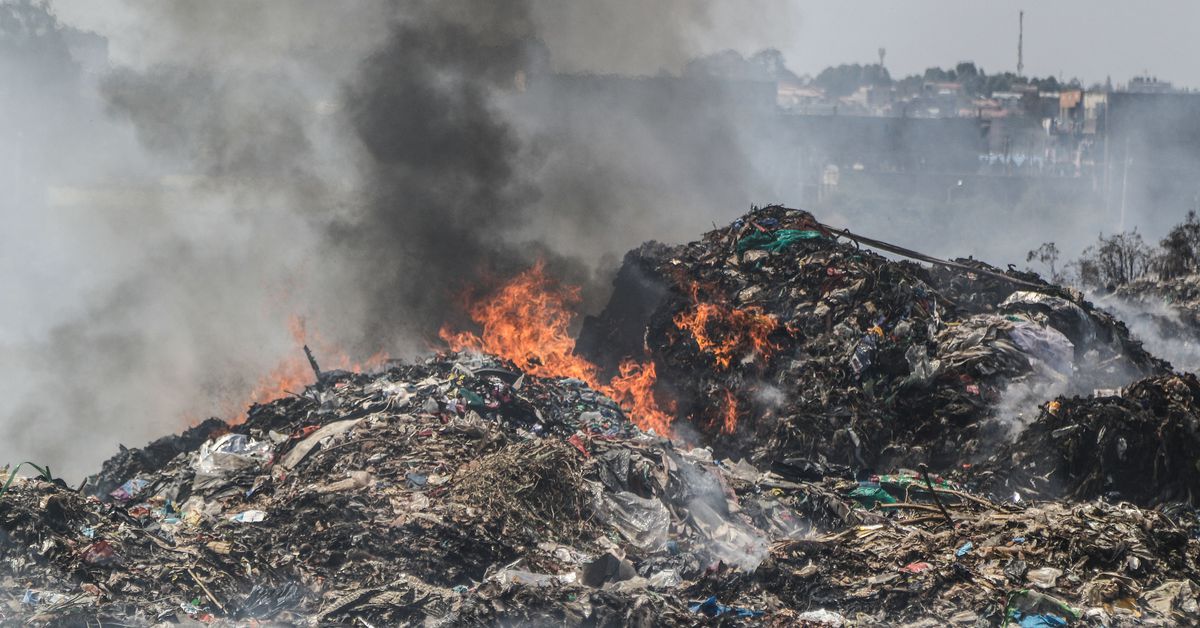 Ο Έλον Μασκ μόλις αποφάσισε να επαναφέρει στο Twitter τους χειρότερους ανθρώπους στο διαδίκτυο