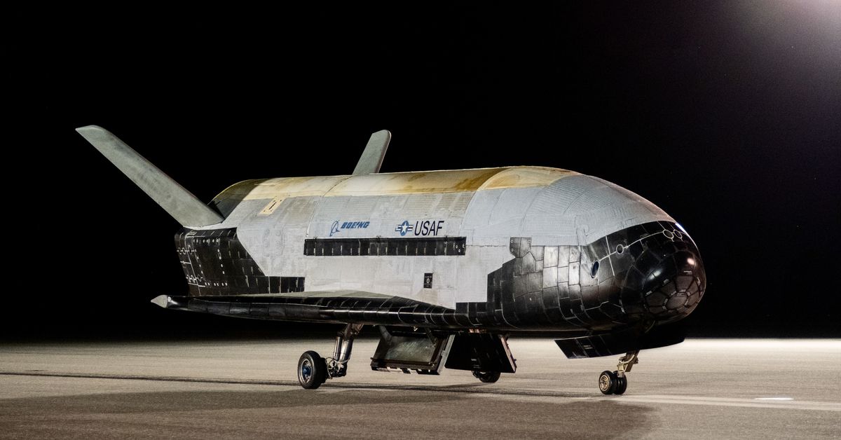 Το διαστημικό αεροπλάνο X-37B της Διαστημικής Δύναμης επιστρέφει στη Γη μετά από περισσότερα από δύο χρόνια στο διάστημα