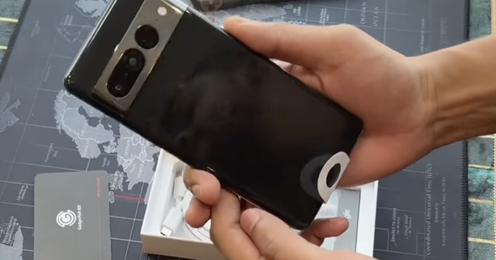 Το υποτιθέμενο Google Pixel 7 Pro εμφανίζεται σε βίντεο unboxing πριν από την κυκλοφορία